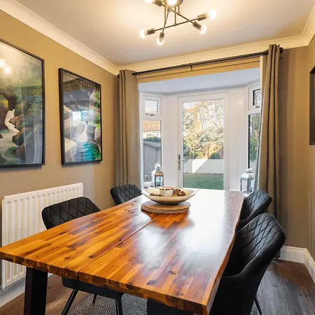 Host & - Martinhoe Yarm